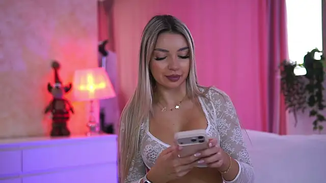 Snapshot of ArtTeasee chatting on 12.15.25 ArtTeasee online show from 12.15.25