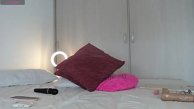 Snapshot of cristal_sexybody chatting on 11.26.25 cristal sexybody online show from 11.26.25