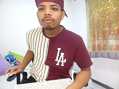 Snapshot of danidiazto2023 chatting on 02.14.25 danidiazto2023 online show from 02.14.25