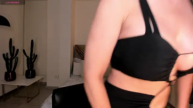 Snapshot of SunnyRivers chatting on 09.18.25 SunnyRivers online show from 09.18.25