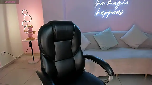 Snapshot of SunnyRivers chatting on 10.05.25 SunnyRivers online show from 10.05.25