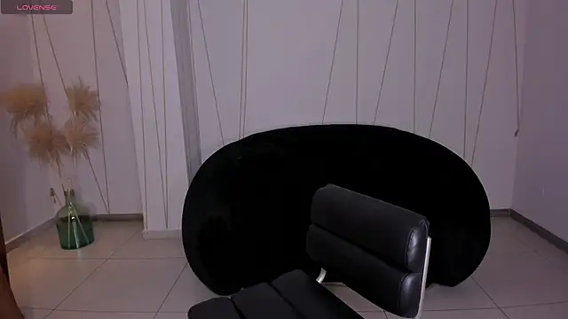 Snapshot of SunnyRivers chatting on 12.04.25 SunnyRivers online show from 12.04.25