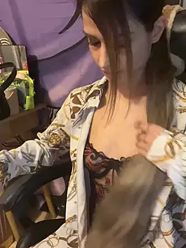 LaPetitechienne1 online show from 12.21.24