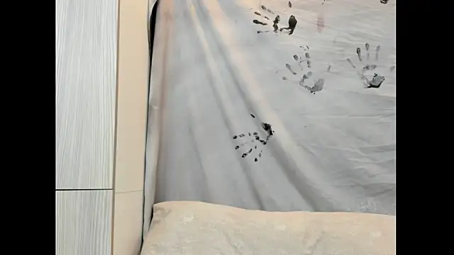 Snapshot of Mhelanny2 chatting on 10.26.25 Mhelanny2 online show from 10.26.25