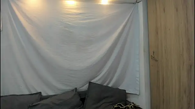 Snapshot of Mhelanny2 chatting on 12.14.25 Mhelanny2 online show from 12.14.25