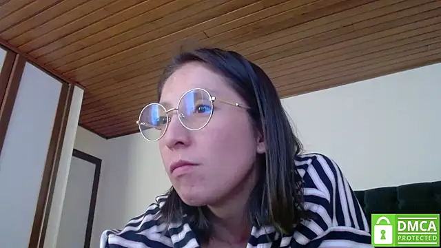 Snapshot of Sophi_Cute chatting on 01.04.25 Sophi Cute online show from 01.04.25