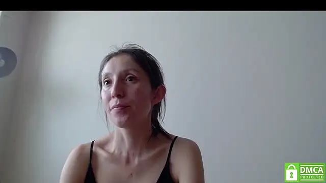 Snapshot of Sophi_Cute chatting on 10.21.25 Sophi Cute online show from 10.21.25