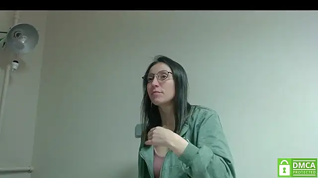 Snapshot of Sophi_Cute chatting on 10.27.25 Sophi Cute online show from 10.27.25