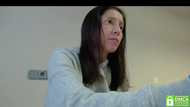 Snapshot of Sophi_Cute chatting on 11.17.25 Sophi Cute online show from 11.17.25