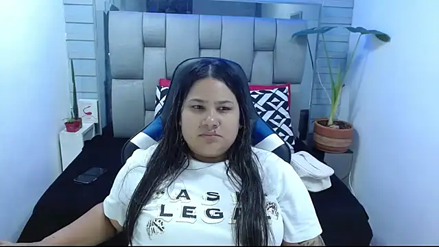 Snapshot of evelin_zaens chatting on 06.18.26 evelin zaens online show from 06.18.26