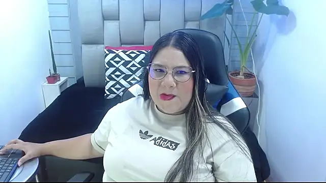 Snapshot of evelin_zaens chatting on 06.24.26 evelin zaens online show from 06.24.26