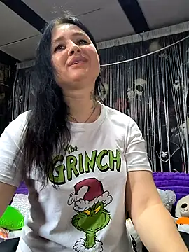 Snapshot of KikiXRed chatting on 04.22.26 KikiXRed online show from 04.22.26