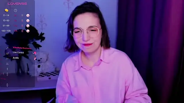 Snapshot of KindHazelHere_ chatting on 11.21.25 KindHazelHere online show from 11.21.25