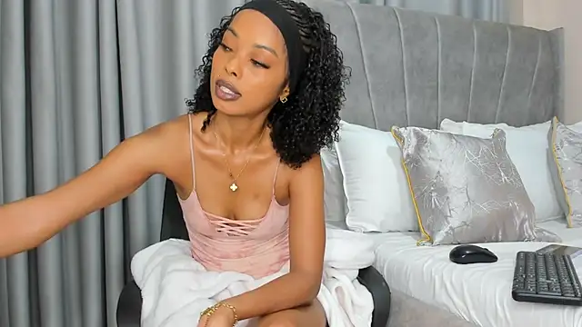 Snapshot of thee_sexy_goddess chatting on 09.16.25 thee sexy goddess online show from 09.16.25