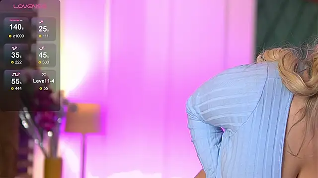 Snapshot of SophieBoobsX chatting on 02.25.25 SophieBoobsX online show from 02.25.25