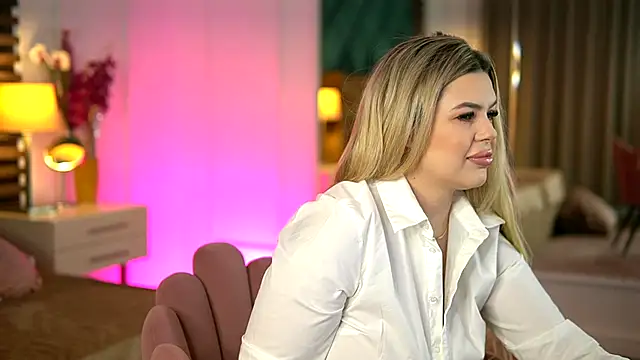 Snapshot of SophieBoobsX chatting on 11.17.25 SophieBoobsX online show from 11.17.25