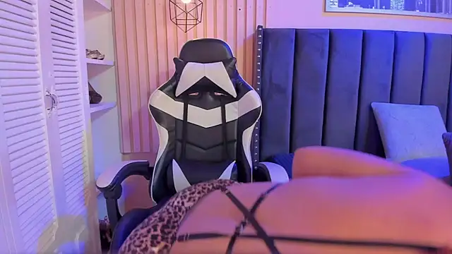 ashlye miller  online show from 11.28.25