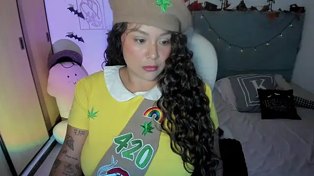 Snapshot of bigbooty-30 chatting on 10.28.25 bigbooty-30 online show from 10.28.25