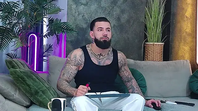 Snapshot of masterkingofmusclee chatting on 02.05.26 masterkingofmusclee online show from 02.05.26