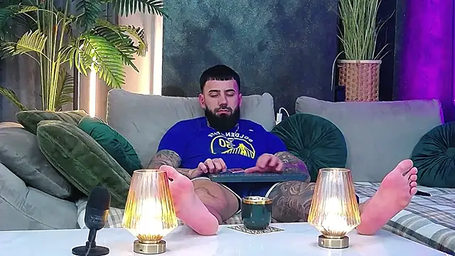 Snapshot of masterkingofmusclee chatting on 02.17.26 masterkingofmusclee online show from 02.17.26