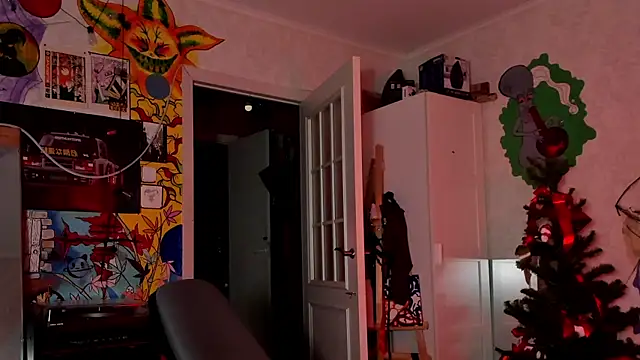 Snapshot of Sunny_Mouse_ chatting on 12.17.25 Sunny Mouse online show from 12.17.25