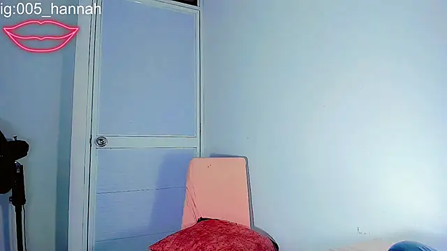 Snapshot of Hannahsmit chatting on 10.17.25 Hannahsmit online show from 10.17.25