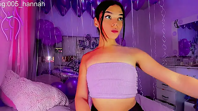 Snapshot of Hannahsmit chatting on 10.22.25 Hannahsmit online show from 10.22.25