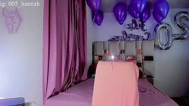 Snapshot of Hannahsmit chatting on 10.26.25 Hannahsmit online show from 10.26.25