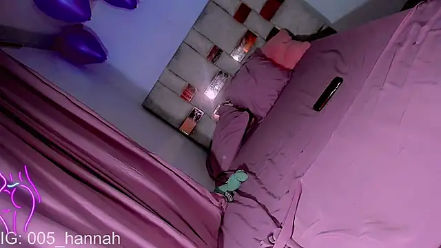 Snapshot of Hannahsmit chatting on 11.07.25 Hannahsmit online show from 11.07.25