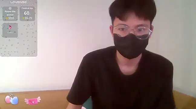 Snapshot of Gwencloudy chatting on 01.04.25 Gwencloudy online show from 01.04.25