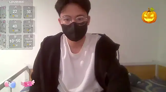 Snapshot of Gwencloudy chatting on 02.10.25 Gwencloudy online show from 02.10.25