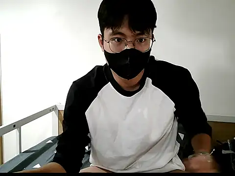 Snapshot of Gwencloudy chatting on 10.24.25 Gwencloudy online show from 10.24.25