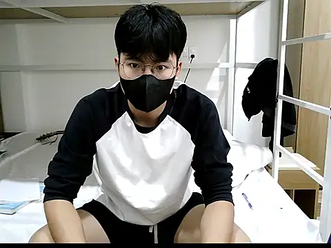 Snapshot of Gwencloudy chatting on 10.26.25 Gwencloudy online show from 10.26.25