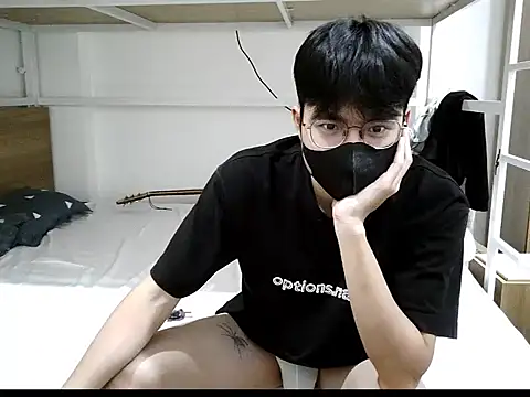 Snapshot of Gwencloudy chatting on 10.29.25 Gwencloudy online show from 10.29.25