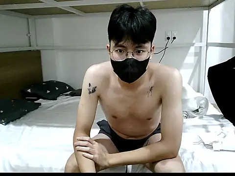 Snapshot of Gwencloudy chatting on 11.04.25 Gwencloudy online show from 11.04.25