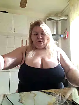 Snapshot of AriannaMilf chatting on 11.17.25 AriannaMilf online show from 11.17.25