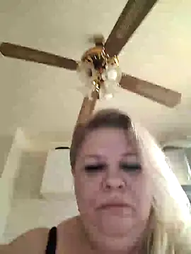 Snapshot of AriannaMilf chatting on 12.05.25 AriannaMilf online show from 12.05.25