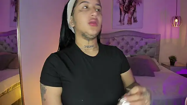 Snapshot of ayshel__ chatting on 11.18.25 ayshel online show from 11.18.25