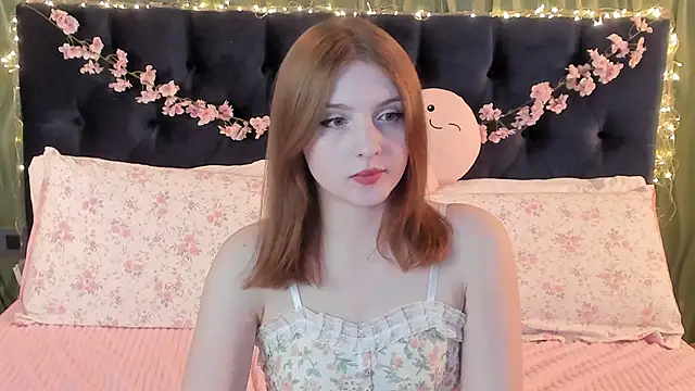 Snapshot of AliceLanley chatting on 05.05.26 AliceLanley online show from 05.05.26