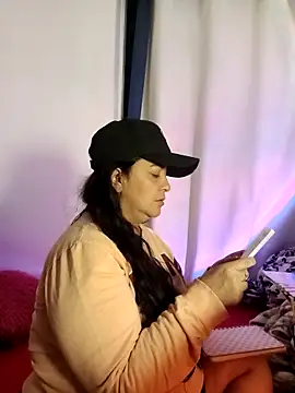 Snapshot of lucia_vonne_ chatting on 04.22.26 lucia vonne online show from 04.22.26