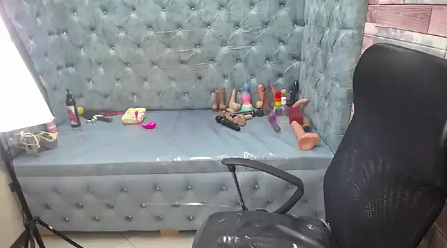 Snapshot of HornySkinny26 chatting on 03.11.25 HornySkinny26 online show from 03.11.25