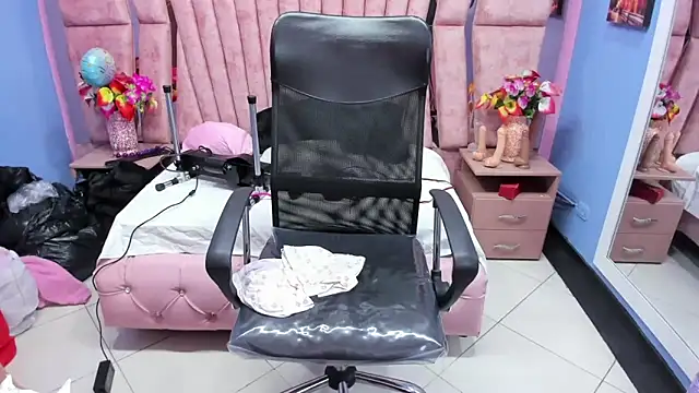 Snapshot of HornySkinny26 chatting on 10.13.25 HornySkinny26 online show from 10.13.25