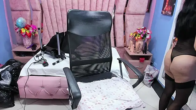 Snapshot of HornySkinny26 chatting on 10.14.25 HornySkinny26 online show from 10.14.25