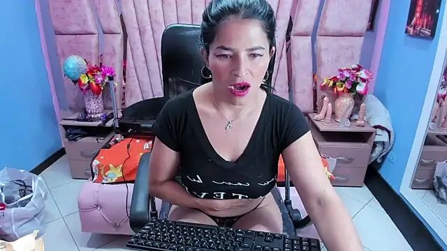 Snapshot of HornySkinny26 chatting on 10.20.25 HornySkinny26 online show from 10.20.25