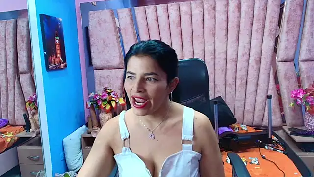 Snapshot of HornySkinny26 chatting on 11.14.25 HornySkinny26 online show from 11.14.25