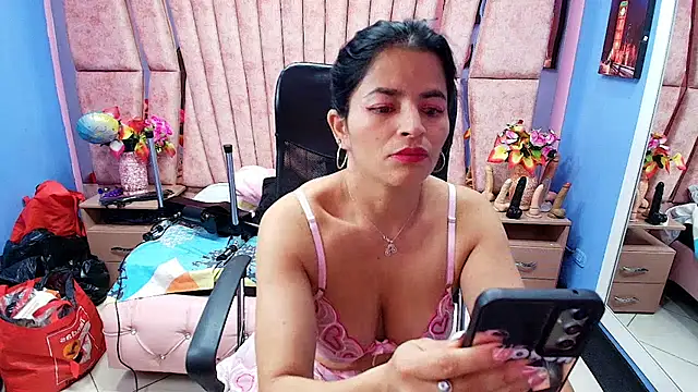 Snapshot of HornySkinny26 chatting on 11.20.25 HornySkinny26 online show from 11.20.25