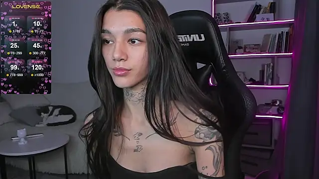 Snapshot of vinkitinkii chatting on 12.21.24 vinkitinkii online show from 12.21.24