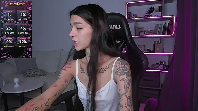 Snapshot of vinkitinkii chatting on 12.23.24 vinkitinkii online show from 12.23.24