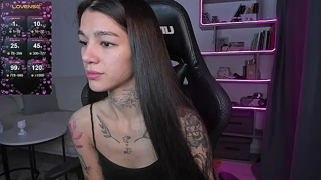 Snapshot of vinkitinkii chatting on 12.25.24 vinkitinkii online show from 12.25.24