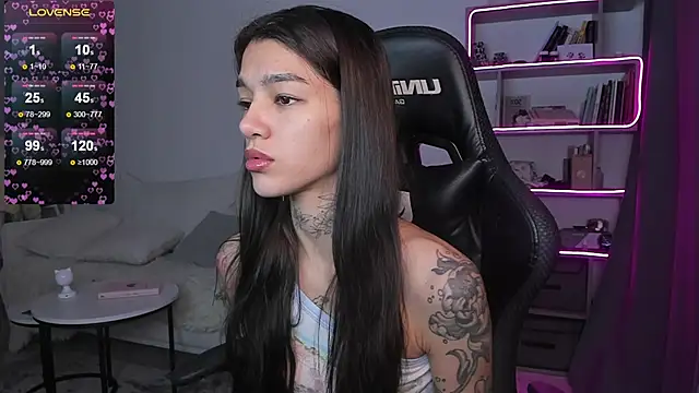 Snapshot of vinkitinkii chatting on 12.27.24 vinkitinkii online show from 12.27.24